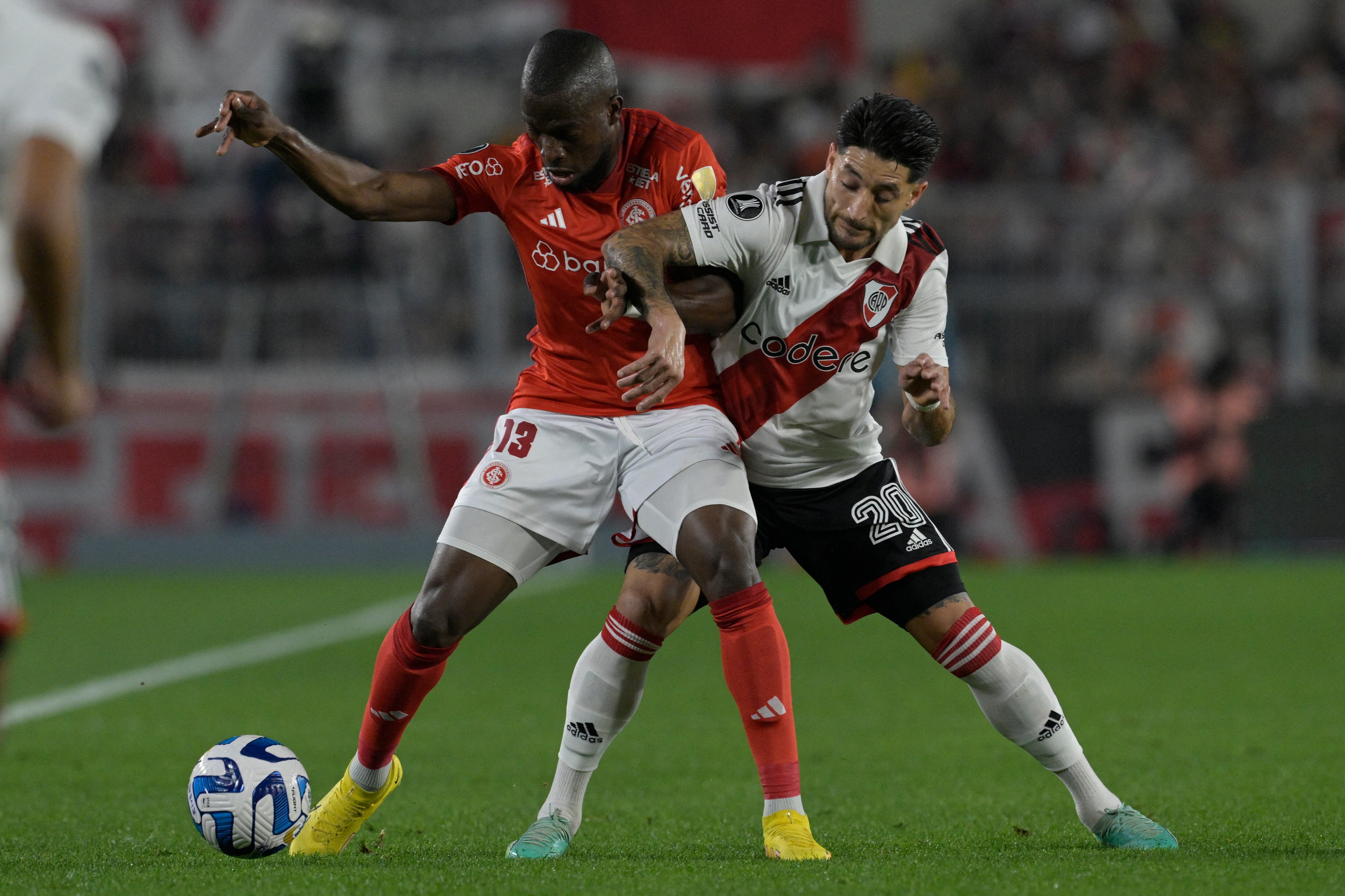 Enner Valencia del Inter y Milton Casco de River, disputan un balón en la Copa Libertadores 2023.