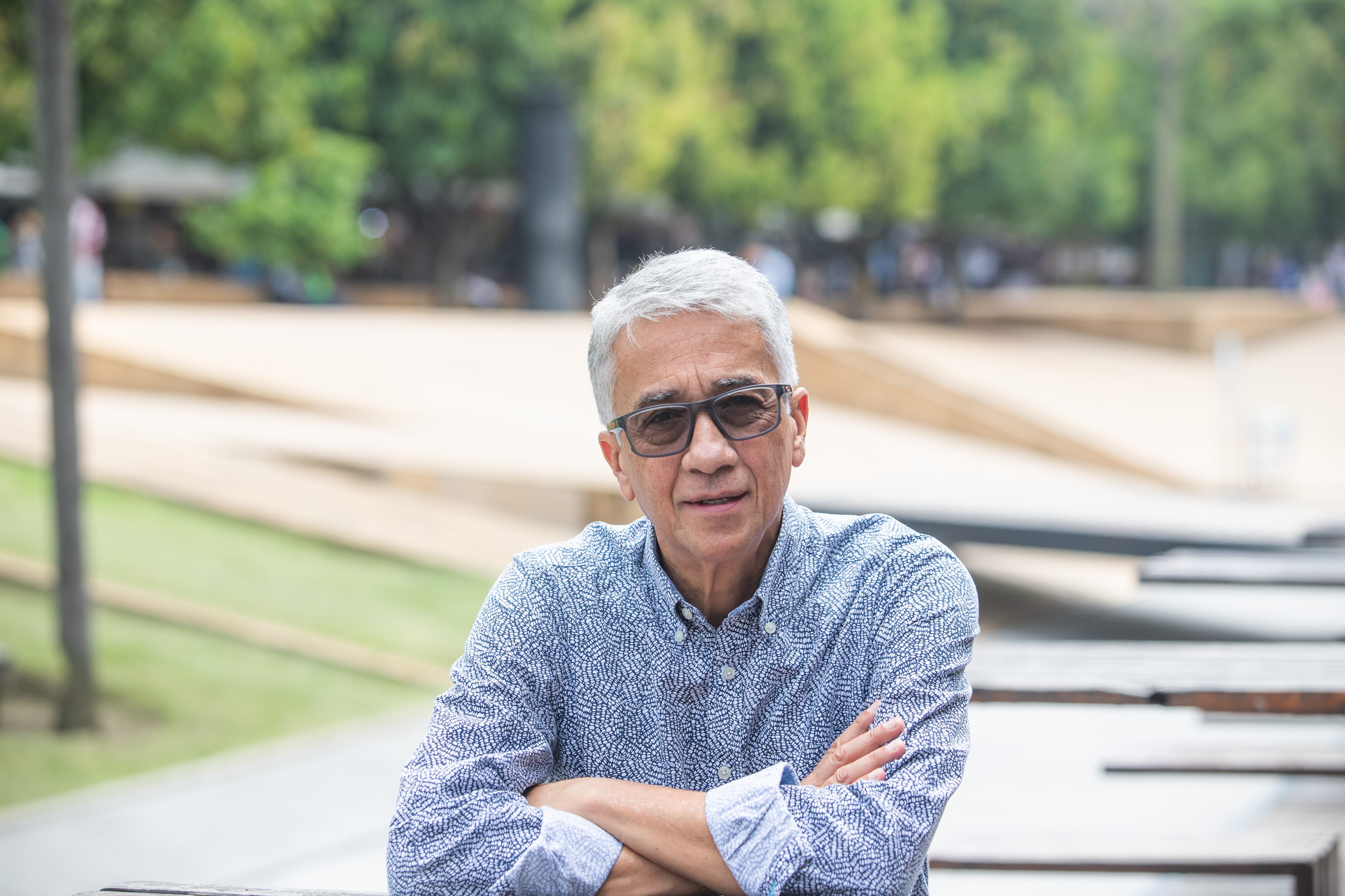 Carátula de "Adiós pero conmigo" del colombiano Juan Diego Mejía. Crédito: Sergio González. Cortesía de Penguin Random House