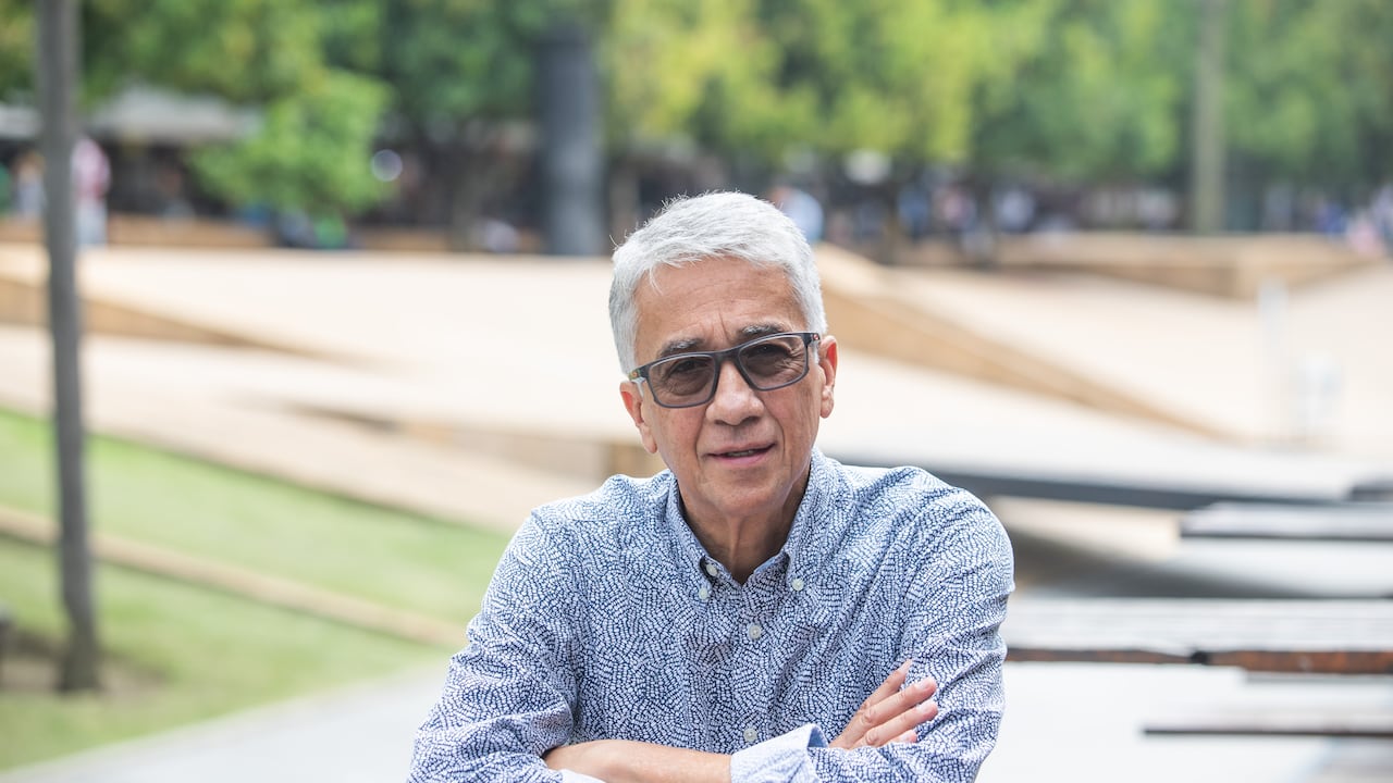 Carátula de "Adiós pero conmigo" del colombiano Juan Diego Mejía. Crédito: Sergio González. Cortesía de Penguin Random House