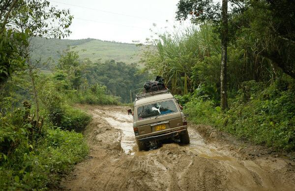 La vía entre Sardinata y Las Mercedes es un fangal por el que traquetean las camionetas que hacen de ‘taxis’ en estos difíciles recorridos.