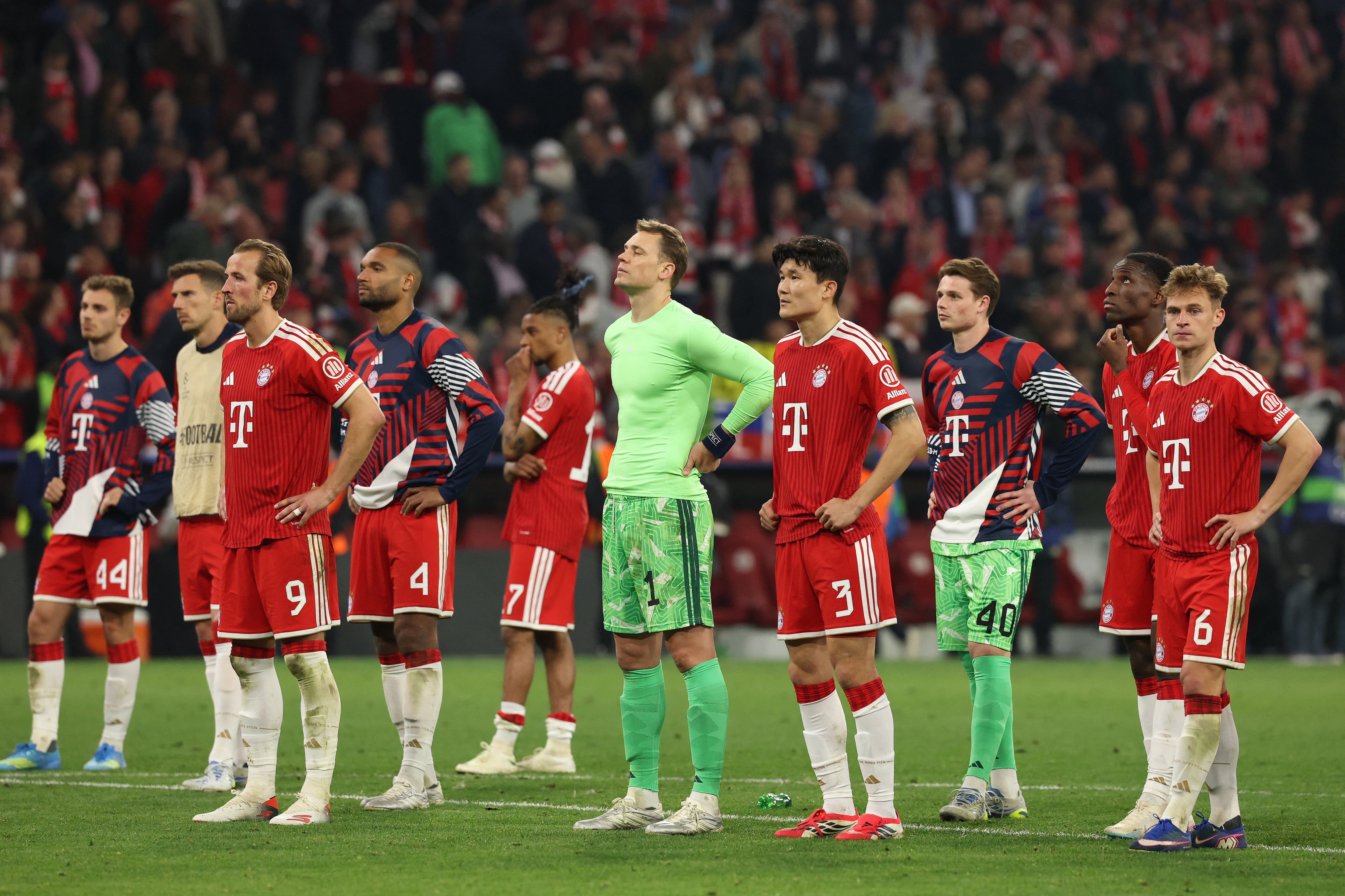 Jugadores del Bayer reaccionan tras el partido de vuelta de las semifinales de la Liga de Campeones de la UEFA entre el FC Bayern de Múnich y el Paris Saint-Germain (PSG) en Múnich, al sur de Alemania, el 6 de mayo de 2026. (Foto de Odd ANDERSEN / AFP)