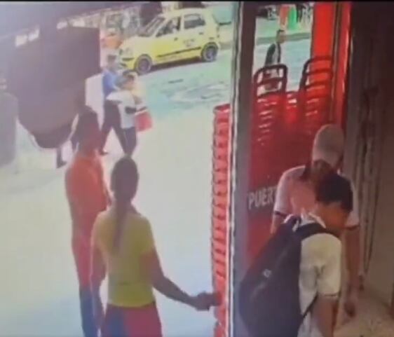 Trabajadora de ARA salvó a menor de ser robado.