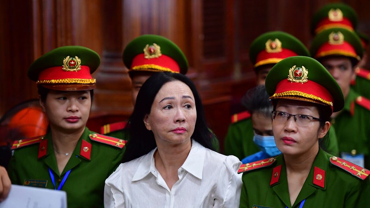 La empresaria Truong My Lan, en el centro, asiste a un juicio en la ciudad de Ho Chi Minh, Vietnam, el jueves 11 de abril de 2024. La empresaria fue condenada a muerte el jueves por una corte en el mayor caso de fraude financiero del país, según dijo el medio estatal Thanh Nien. (Thanh Tung/VnExpress via AP)