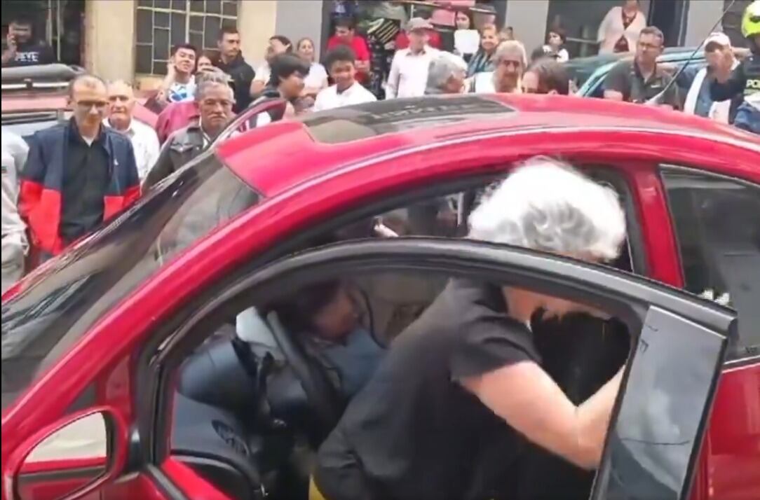 La adulta mayor, en aparente estado de embriaguez, se defendían de haber chocado una motocicleta.