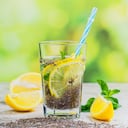 El zumo de limón y semillas de chía puede ayudar a bajar los niveles de colesterol y triglicéridos.