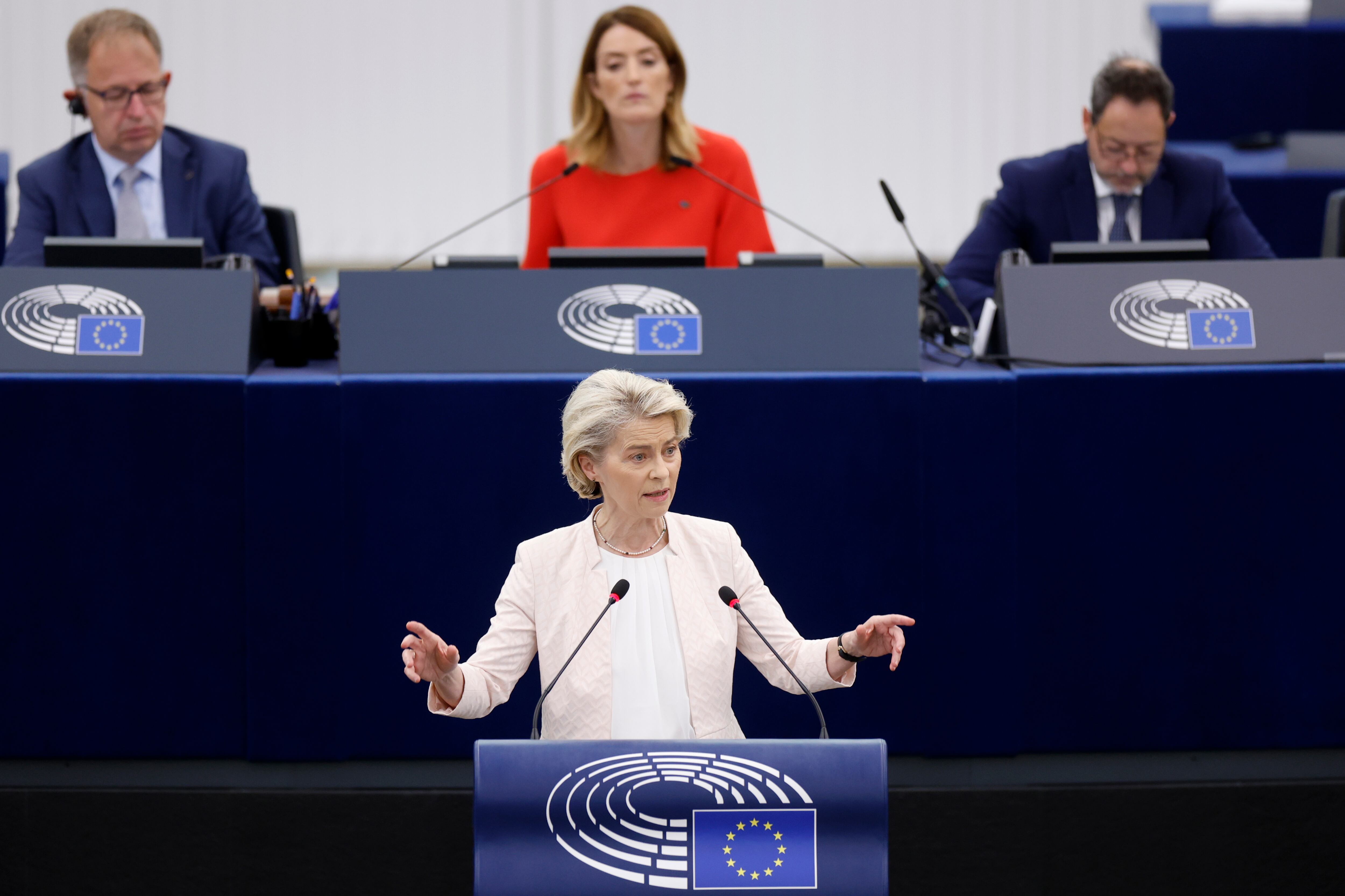 La presidenta de la Comisión Europea, Ursula von der Leyen, se dirige al pleno del Parlamento Europeo en Estrasburgo, este de Francia, el jueves 18 de julio de 2024. Ursula von der Leyen estaba haciendo su último discurso el jueves ante los legisladores del Parlamento Europeo antes de una votación sobre si concederle un segundo mandato de cinco años como presidenta de la comisión ejecutiva de la Unión Europea.