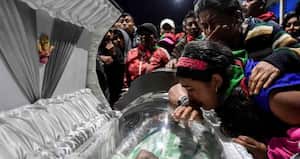 Familiares lloran durante un funeral por los cinco guardias indígenas asesinados durante un ataque de presuntas disidencias cerca de un puesto de control en Tacueyó.