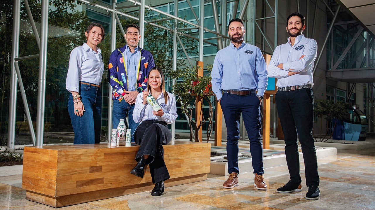 De izquierda a derecha: Diana H. Vargas, especialista en investigación; Óscar E. Rincón, director de Innovación; Luisa F. Navarrete, analista de Desarrollo de Producto; Martín Garmendia, director de Mercadeo Cuidado, y David Orrego, especialista investigación en investigación.