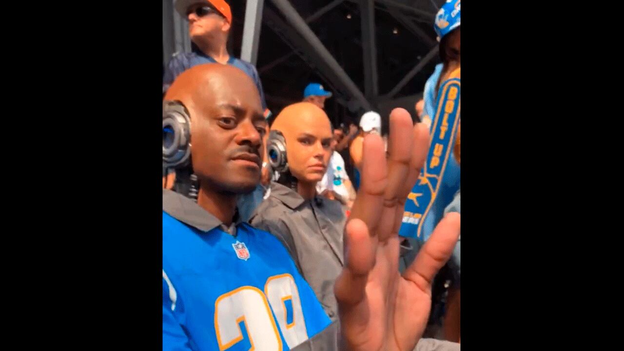 Robots aparecen como espectadores en medio de un partido de la NFL.