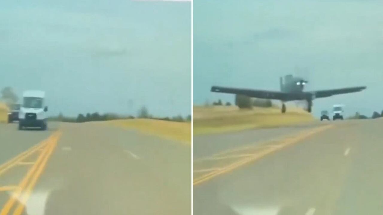 El video fue compartido por un conductor que casi impacta con la aeronave en la carretera.