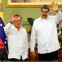 El presidente venezolano, Nicolás Maduro, y el presidente colombiano, Gustavo Petro, saludan después de una reunión en el Palacio Presidencial de Miraflores, en Caracas.