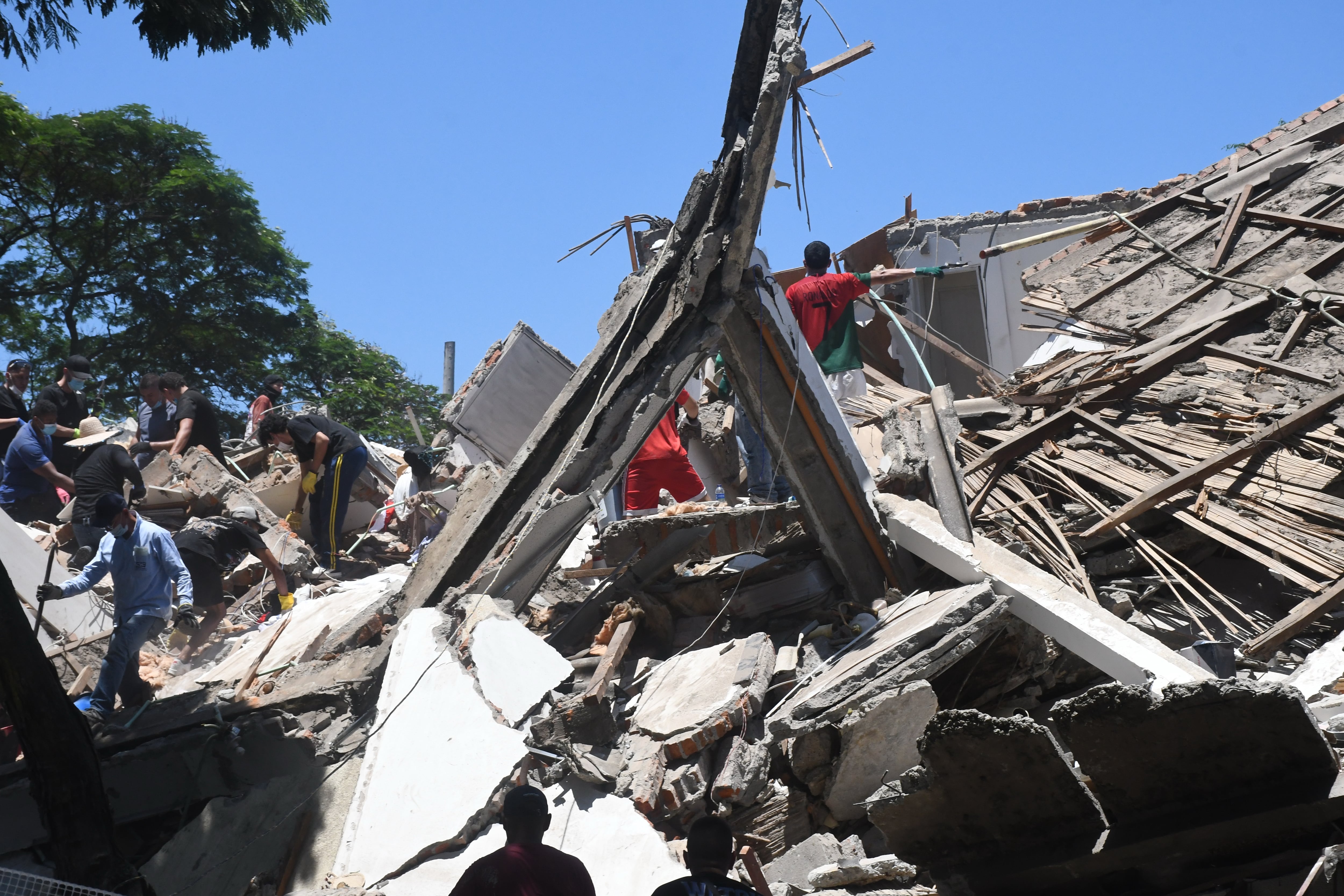 Terremoto en Cali, edificio Torres del Limonar en el sur de la ciudad, con magnitud 7.2 de escala de Richter, epicentro en San José del Palmar en Choco, Foto José L Guzmán. El País.