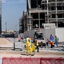 Primero de noviembre de 2022, Qatar, Doha: Trabajadores de la construcción practican obras viales en Qatar. Foto: Britta Pedersen/dpa (Foto de Britta Pedersen/Picture Alliance vía Getty Images)