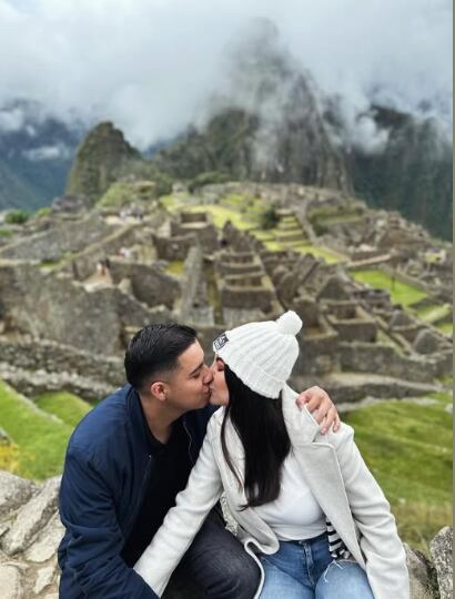 Laura Blanco junto a su pareja sentimental en Machu Picchu