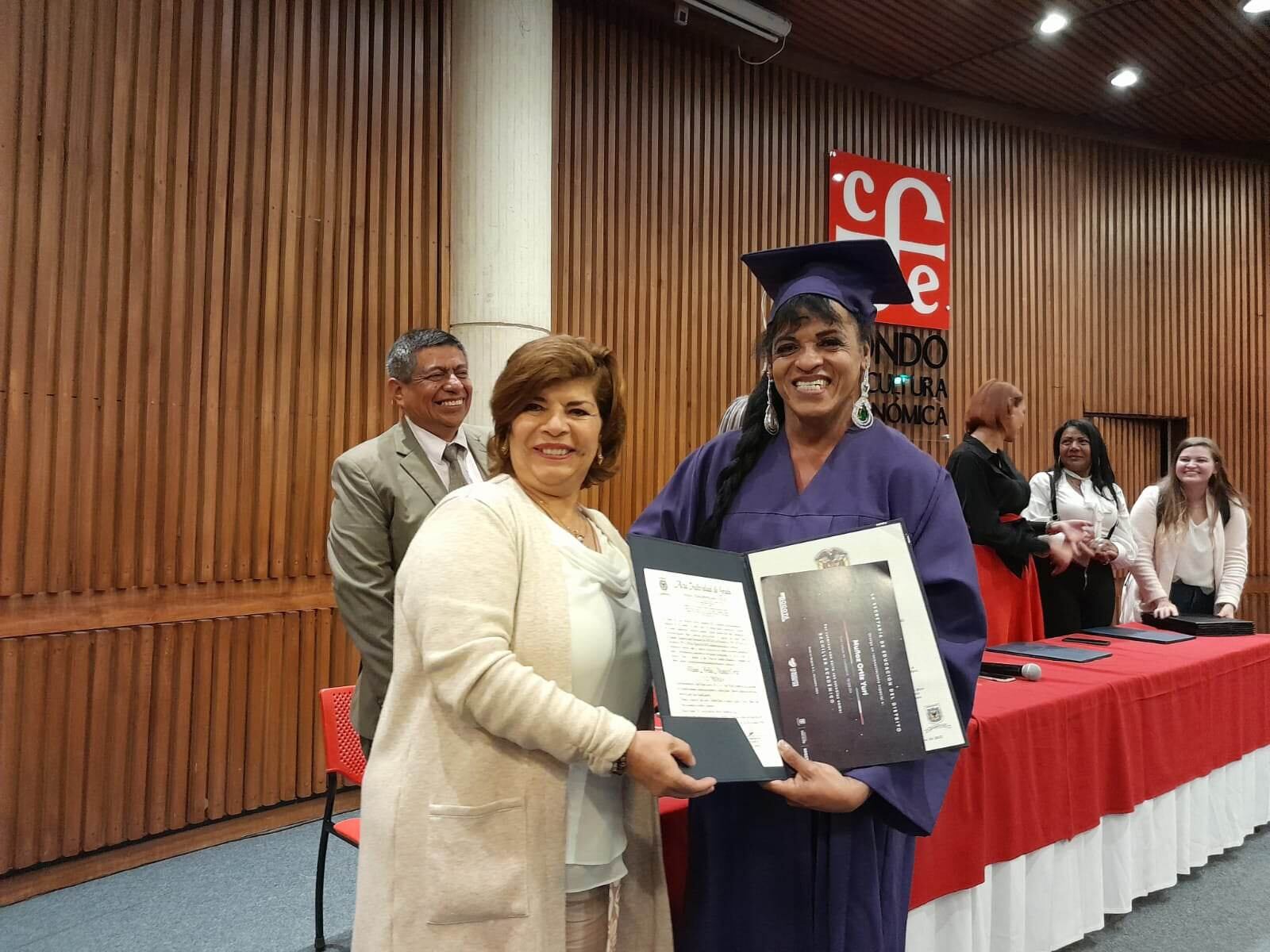 Yuri recibió su diploma que la acredita como bachiller en el servicio de las Estrategias Educativas Flexibles.