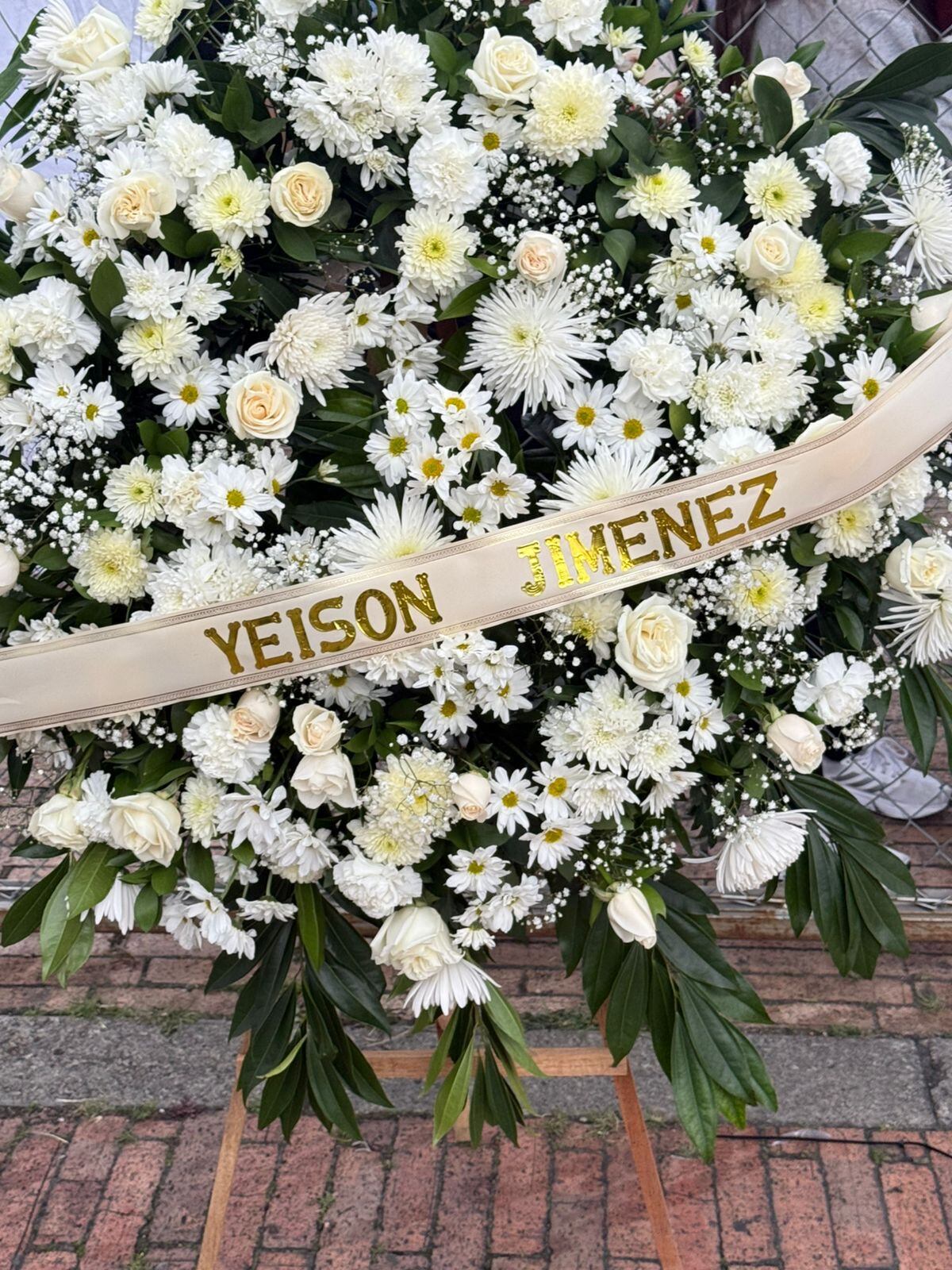 Fanáticos del cantante de música popular llegaron a las afueras del Estadio El Campín y lamentaron su muerte.