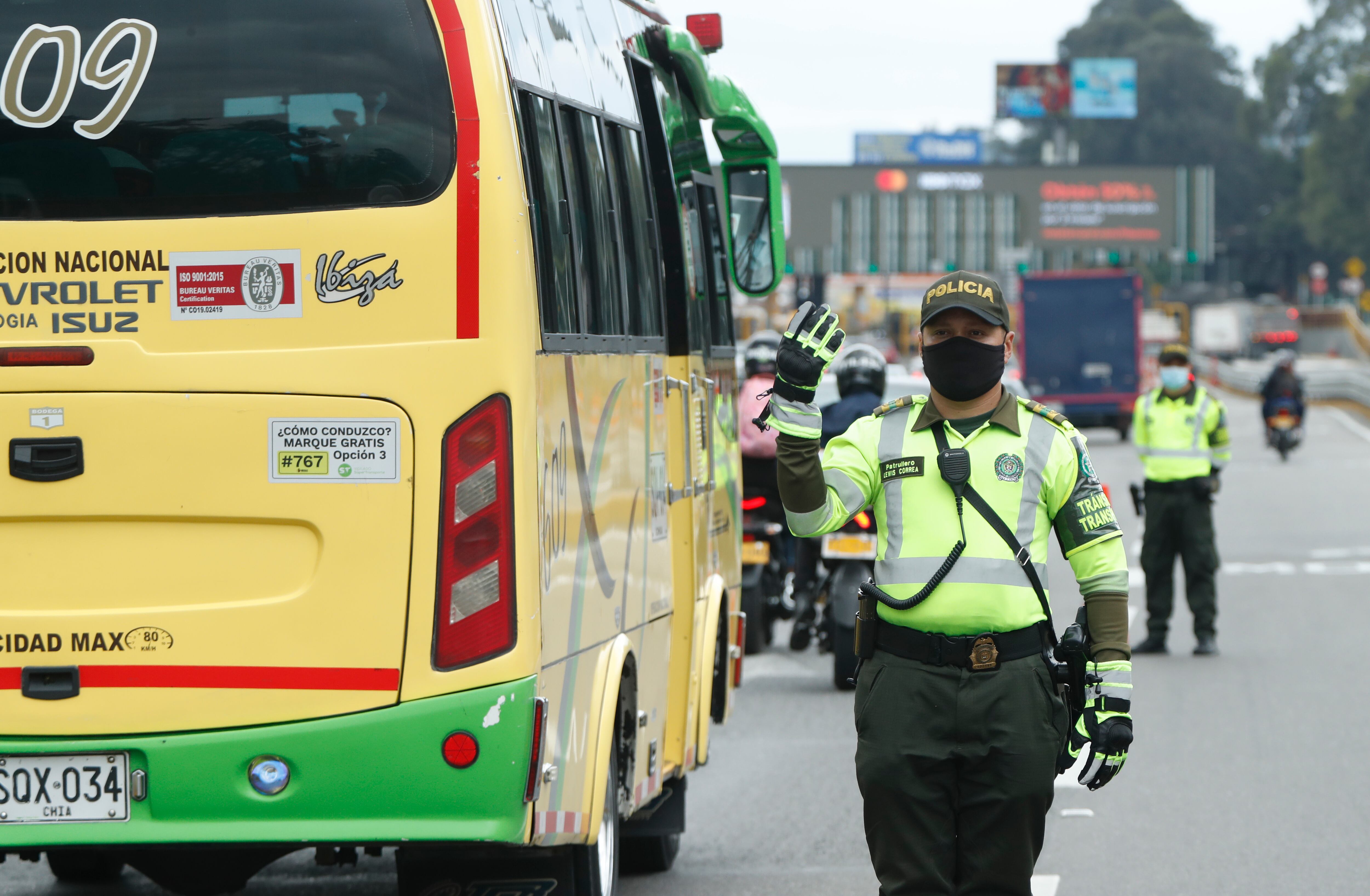 Plan éxodo de Semana Santa  tránsito y transporte Policía Nacional de carreteras
puesto de control estado mecanico transporte intermunicipal
Bogotá abril 12 del 2022
Foto Guillermo Torres Reina / Semana