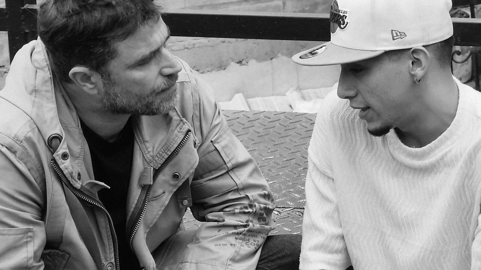 History Channel estrenará el 29 de abril en exclusiva para América Latina Parceros, un documental que pone la mirada sobre una de las realidades más complejas y urgentes de Colombia, la vida de miles de jóvenes que crecen en medio de la pobreza, la desigualdad y la violencia en las comunas de Medellín.