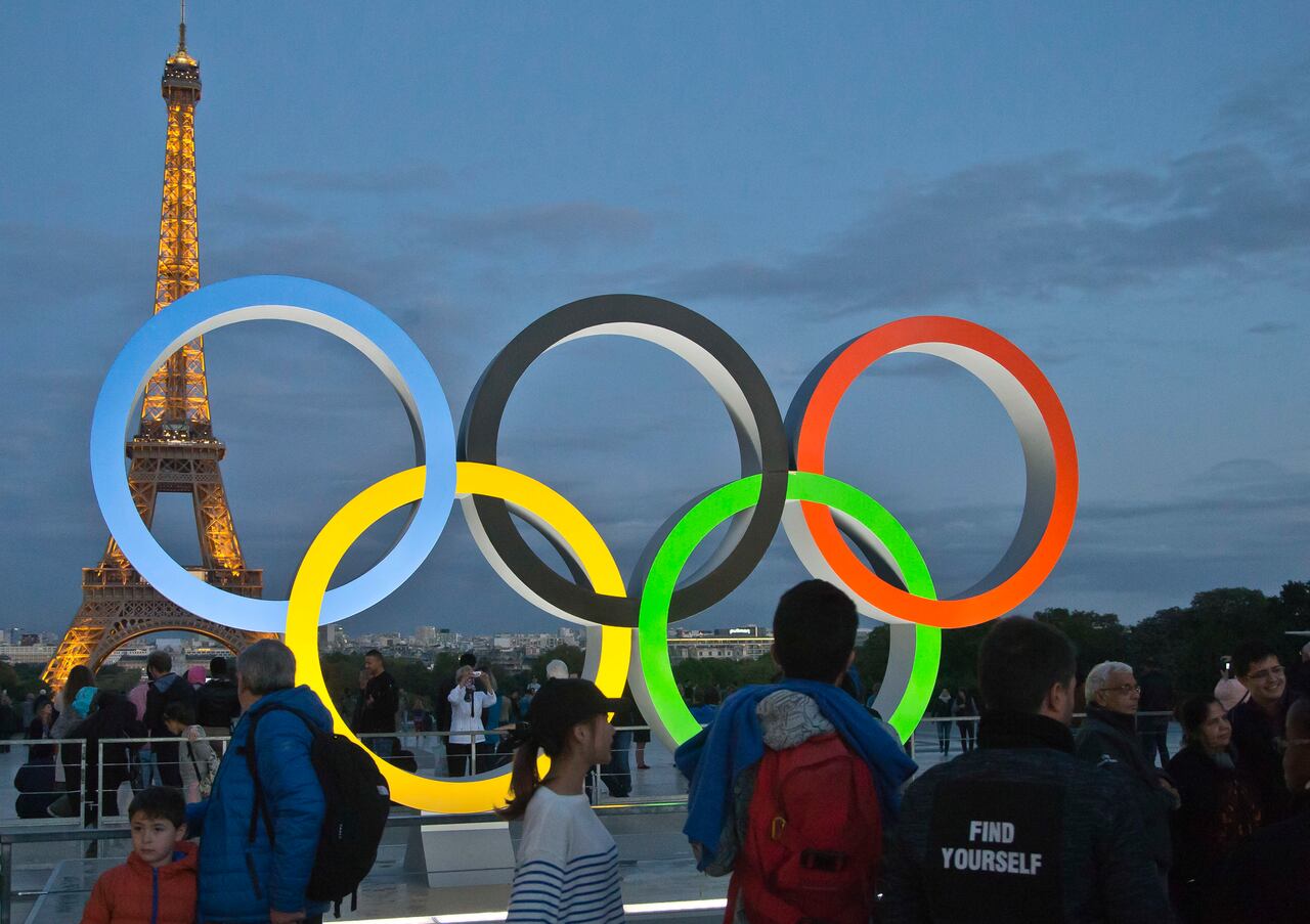 Los anillos olímpicos están instalados en la plaza Trocadero que domina la Torre Eiffel.