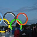 Los anillos olímpicos están instalados en la plaza Trocadero que domina la Torre Eiffel.