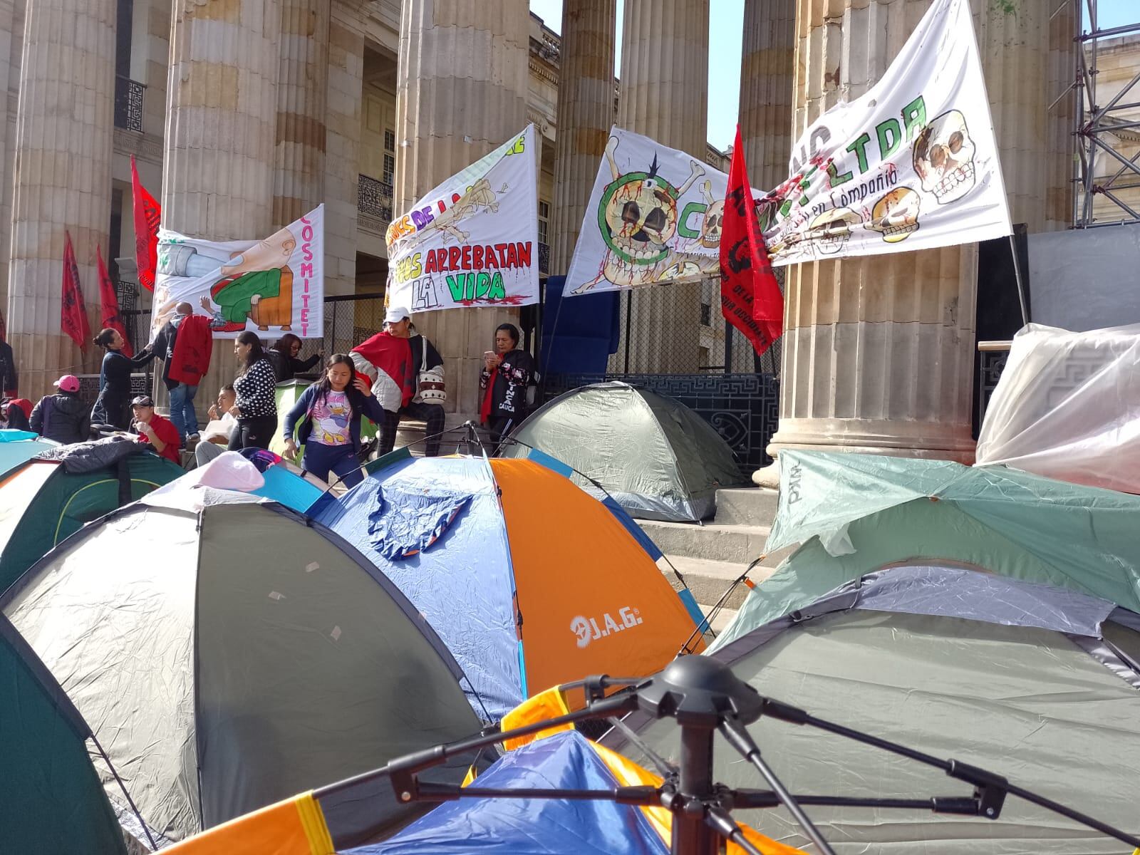 Los manifestantes pasaron la noche frente al Congreso.