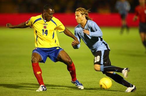 El colombiano Amaranto Perea y el uruguayo Forlan.