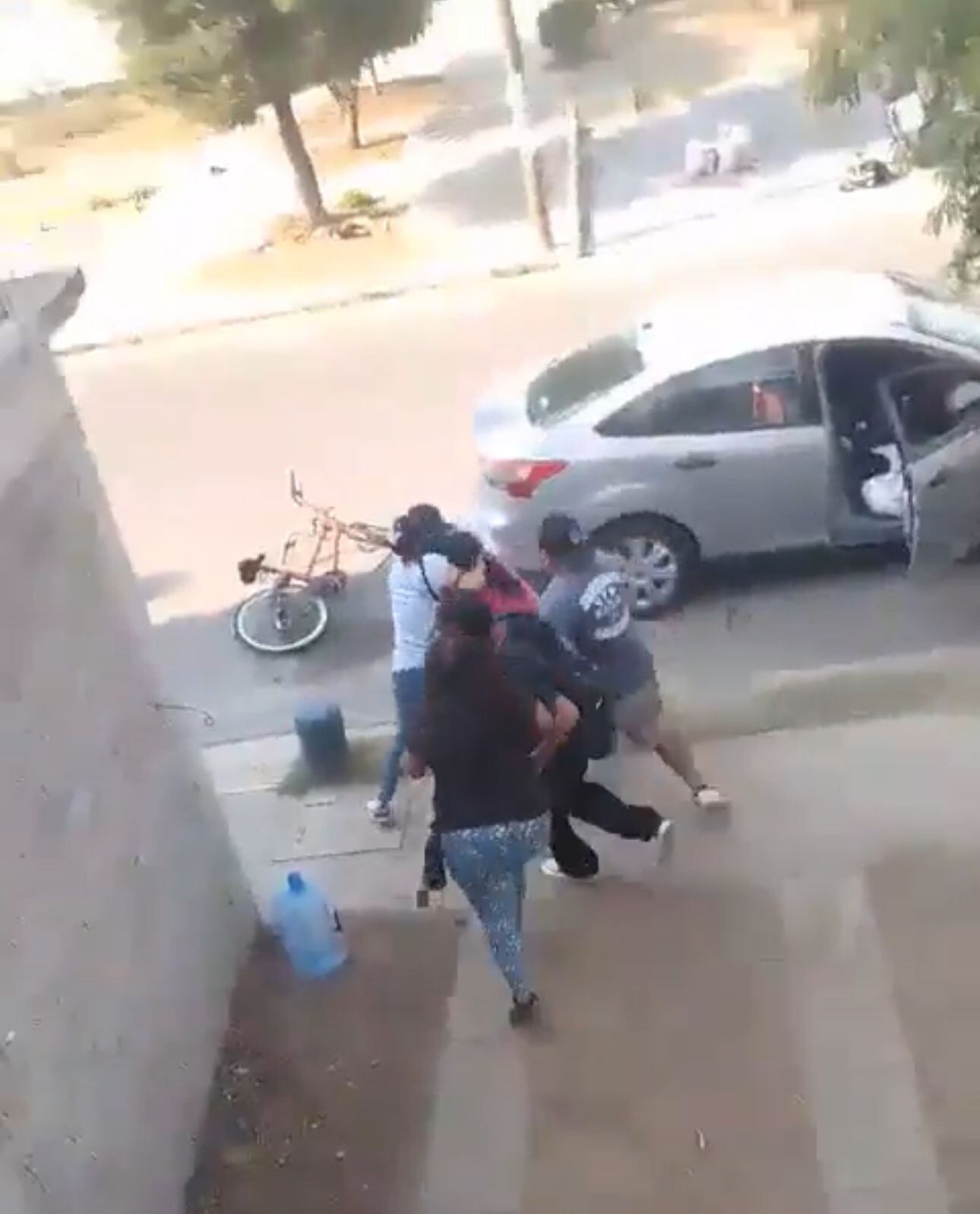 Las personas intentaron quitarle el arma a la mujer de la tercera edad