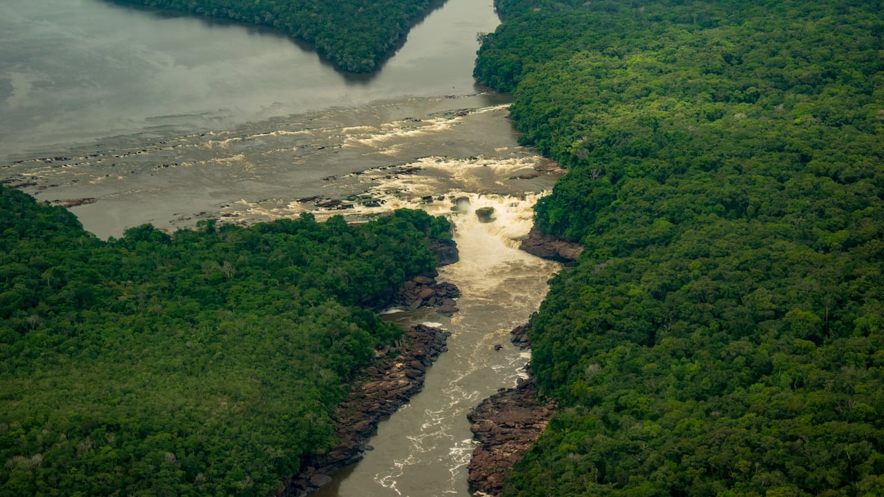 El río Apoporis es uno de los afluentes emblamáticos de este destino.