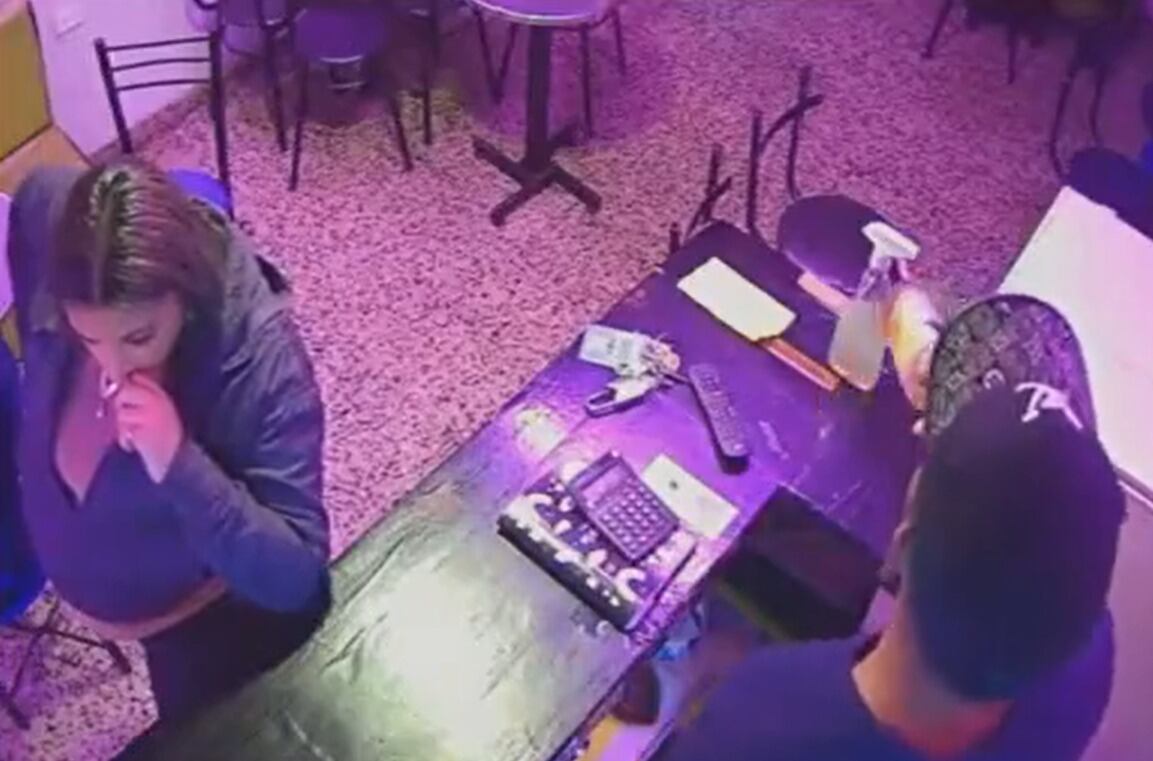 A la víctima le robaron objetos de su hogar como televisores, celulares y computadores.