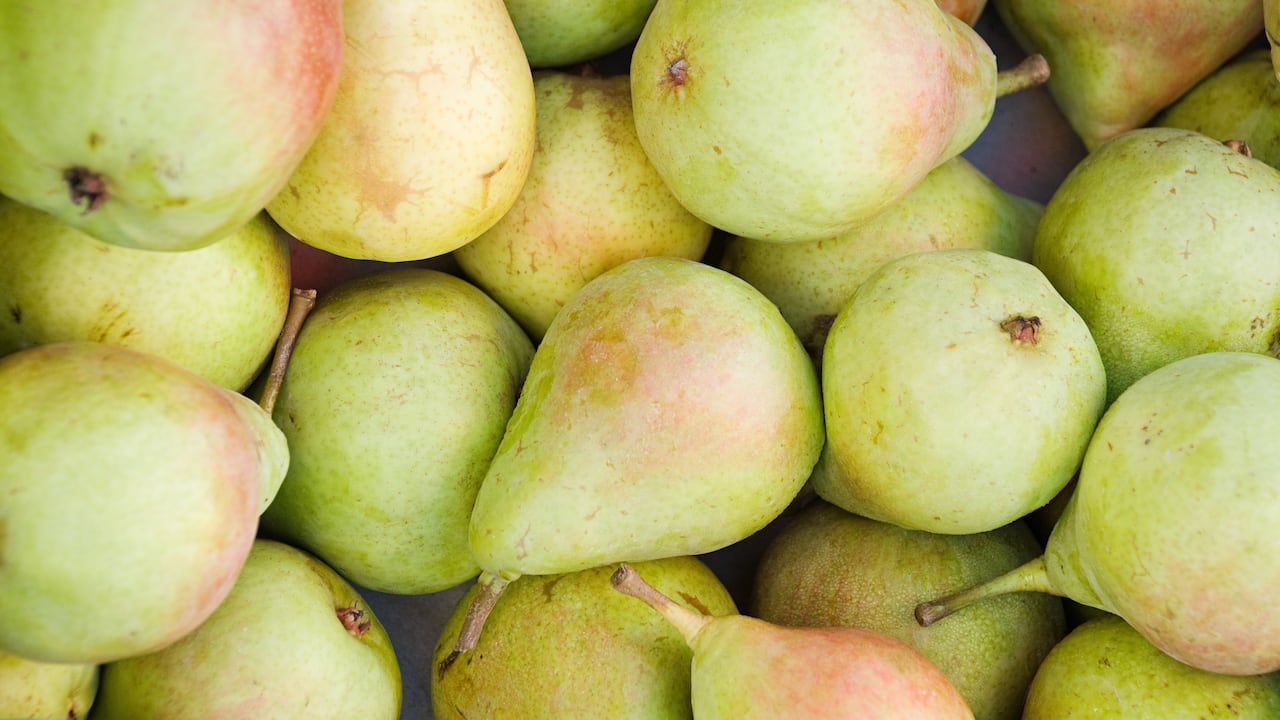 La pera contiene una variedad de nutrientes aptos para la salud humana.