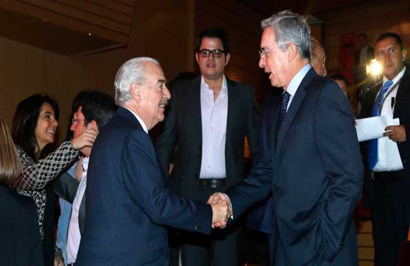 El apretón de manos entre los expresidentes Pastrana y Uribe. Foto: Guillermo Torres / SEMANA