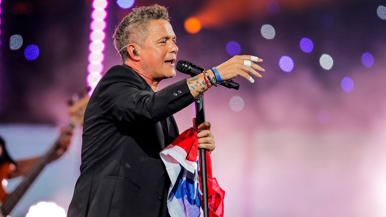 El cantante español realizó una gran presentación con sus clásicos.