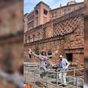 Jaime Ostos y su esposa María Ángeles en Bogotá a las afueras de la Plaza de Toros de la Santamaría