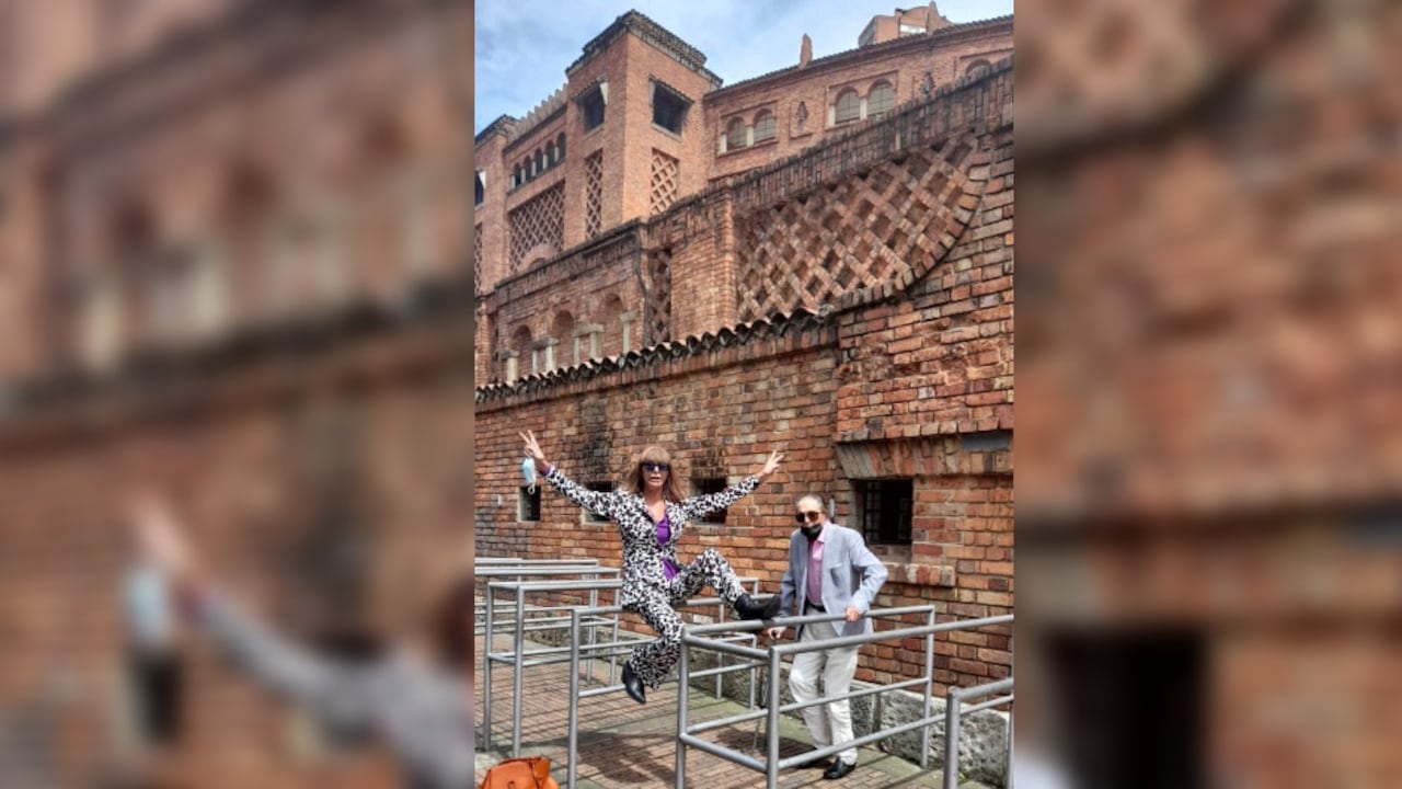 Jaime Ostos y su esposa María Ángeles en Bogotá a las afueras de la Plaza de Toros de la Santamaría