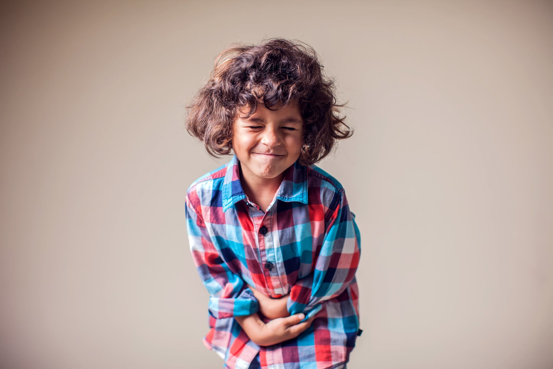 Niño con dolor de estómago
