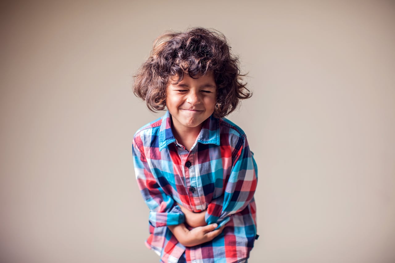 Niño con dolor de estómago