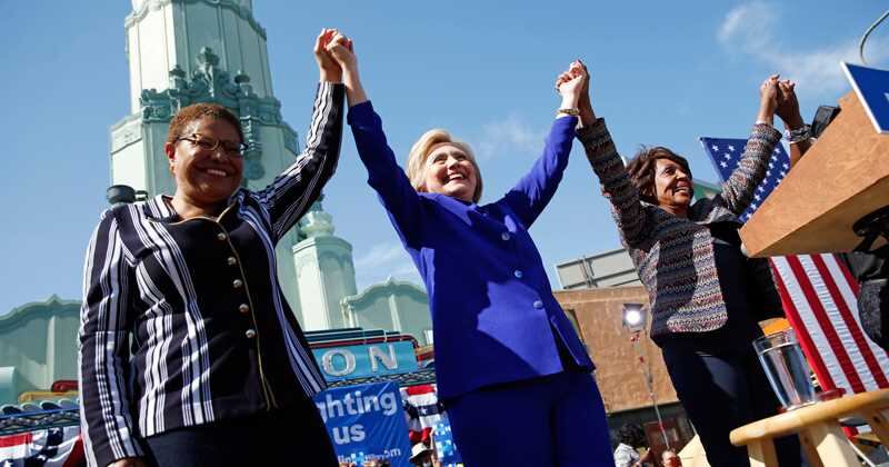 "Donald Trump no tiene el temperamento para ser presidente y comandante en jefe", dijo Clinton en su discurso.