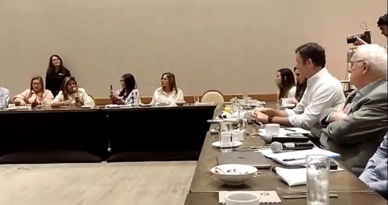 Gremio de comerciantes en reunión con el ministro de Hacienda.