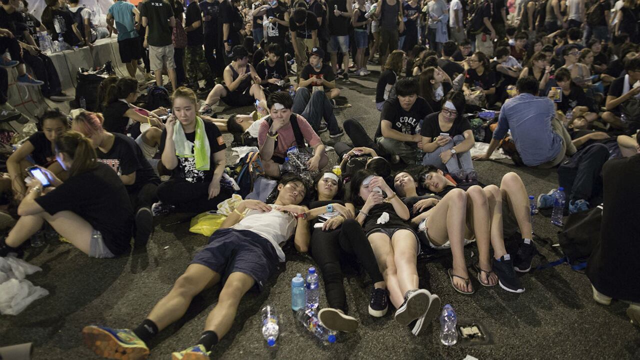 Multitud de jóvenes de Hong Kong se manifiestan a favor de la democracia frente a un edificio gubernamental, en Hong Kong, China.
