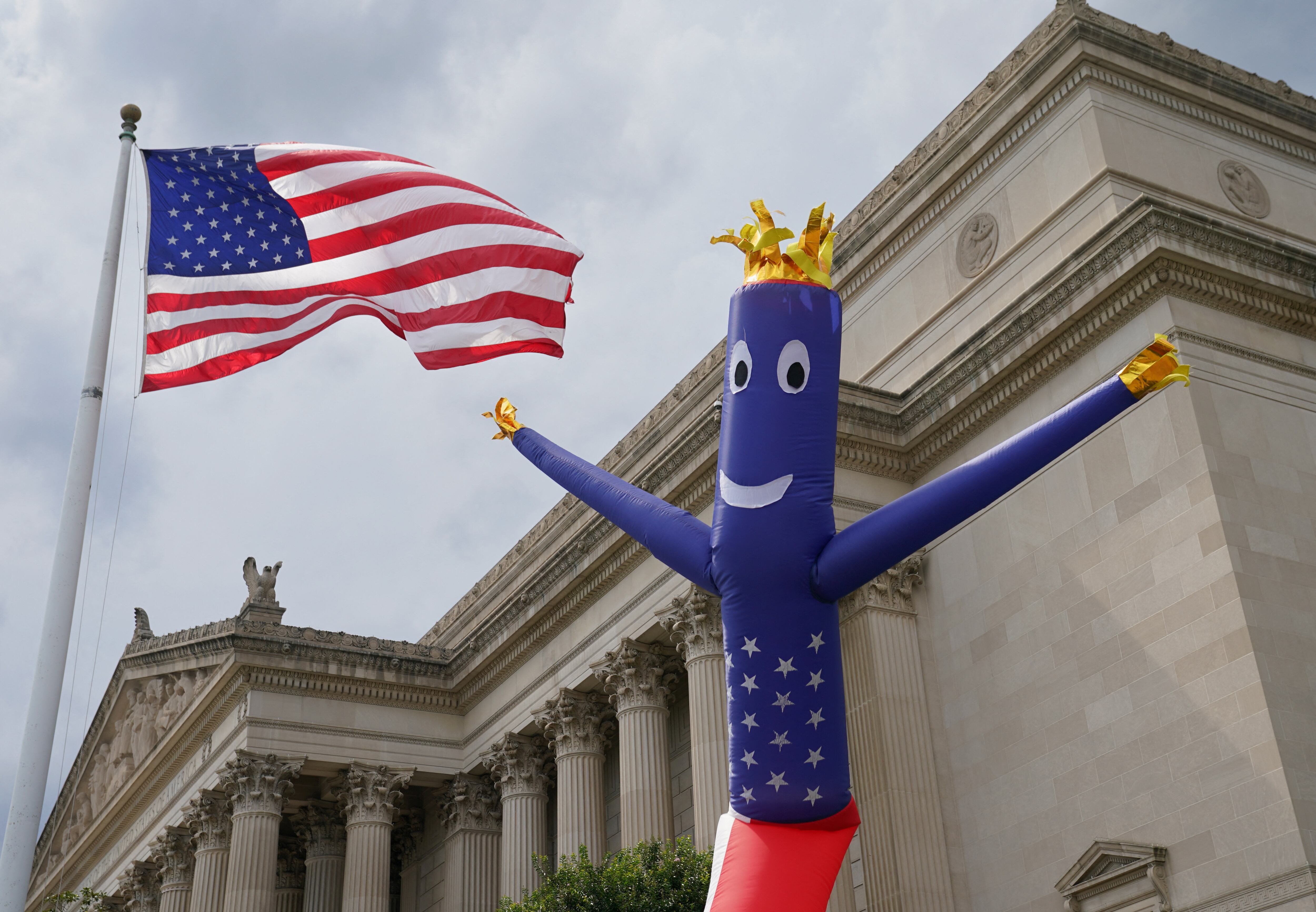 Un globo de estrellas y rayas en un puesto de souvenirs se eleva junto a los Archivos Nacionales, sede de la Declaración de Independencia, un día antes del feriado del 4 de julio, en Washington