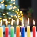 En el Día de las Velitas en Colombia, se prenden velas de colores a las afueras de las casas.