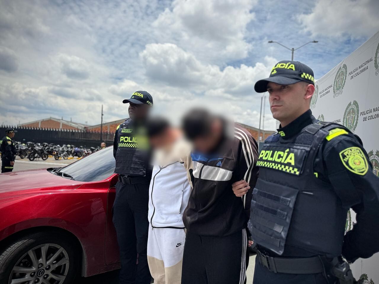 La Policía ubicó el vehículo que fue utilizado para hurtar a una familia en la localidad de Usaquén y capturó dos personas.