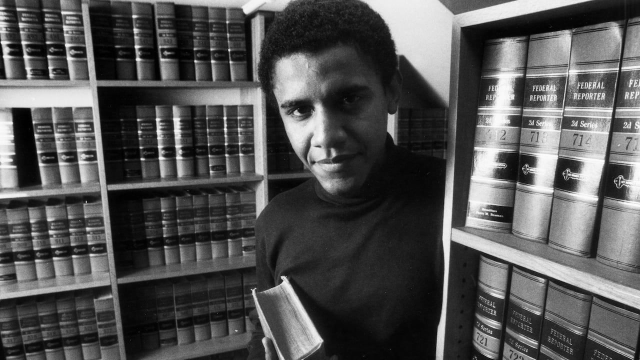 Barack Obama posa en la oficina de The Harvard Law Review el lunes 5 de febrero de 1990, luego de ser nombrado presidente de The Harvard Law Review.