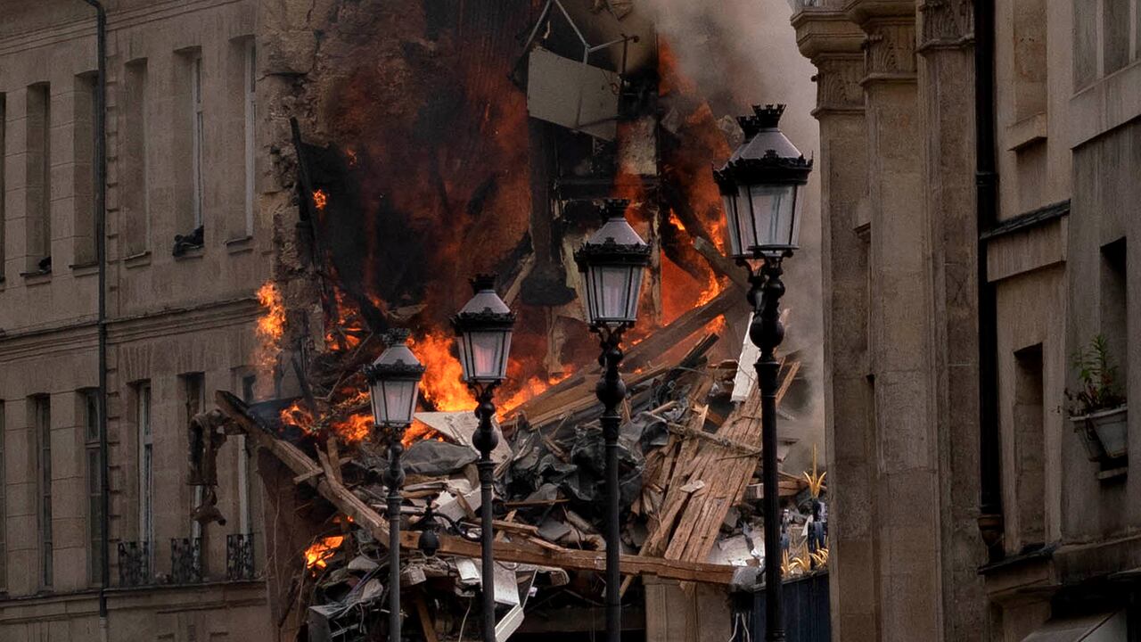 El humo sale de los escombros de un edificio en Place Alphonse-Laveran en el distrito 5 de París, el 21 de junio de 2023. El 21 de junio de 2023 estalló un gran incendio de origen desconocido en un edificio en el centro de París, parte del cual se derrumbó. hiriendo al menos a una persona, según fuentes e imágenes de AFP. (Foto de ABDULMONAM EASSA / AFP)