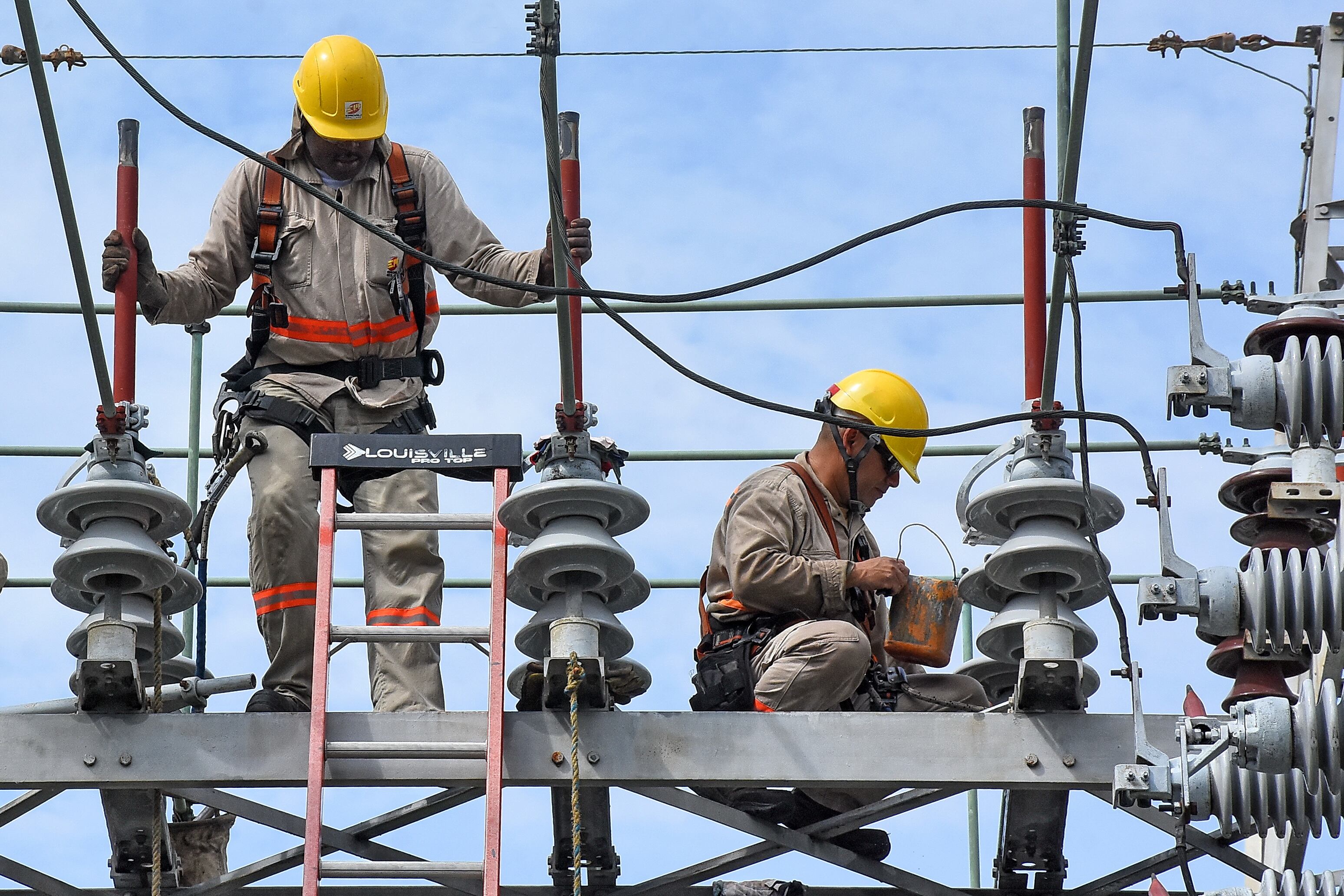 Mantenimiento de redes eléctricas de Emcali, Planta Puerto Mallarino.