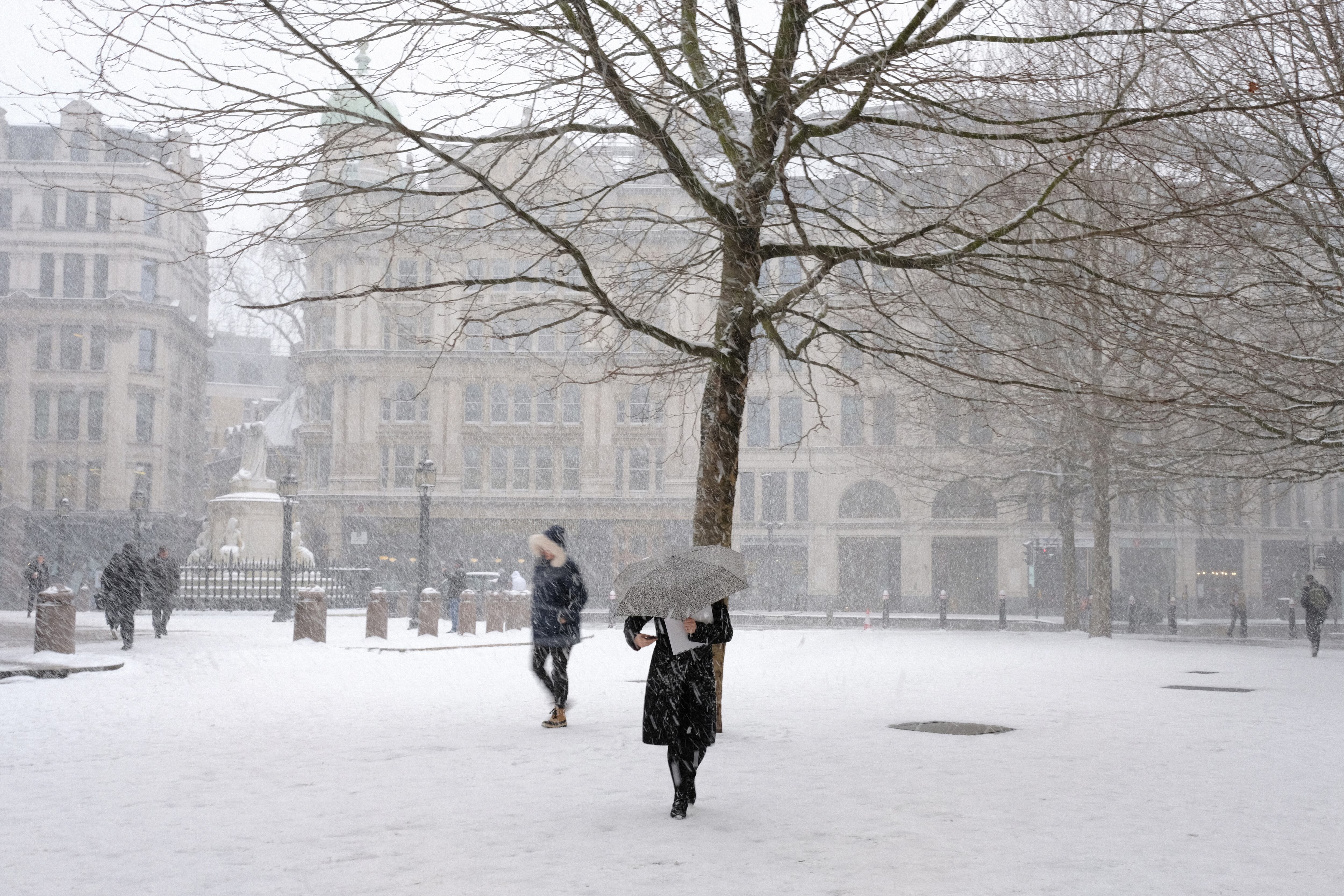 Reino Unido, Londres, escena callejera de invierno fuera de la catedral de San Pablo