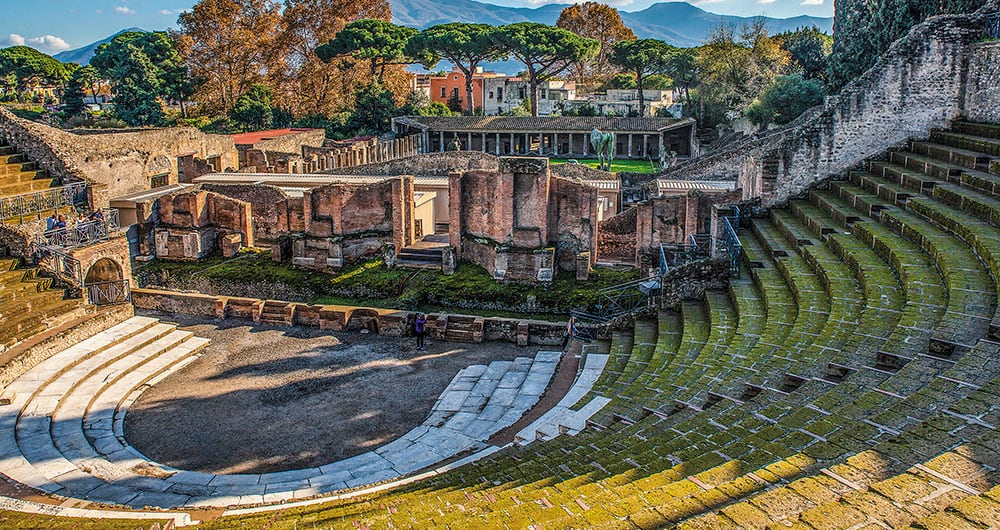 El Teatro, también conocido como Odeón para diferenciarlo del Anfiteatro, fungió durante siglos como un centro cultural al aire libre