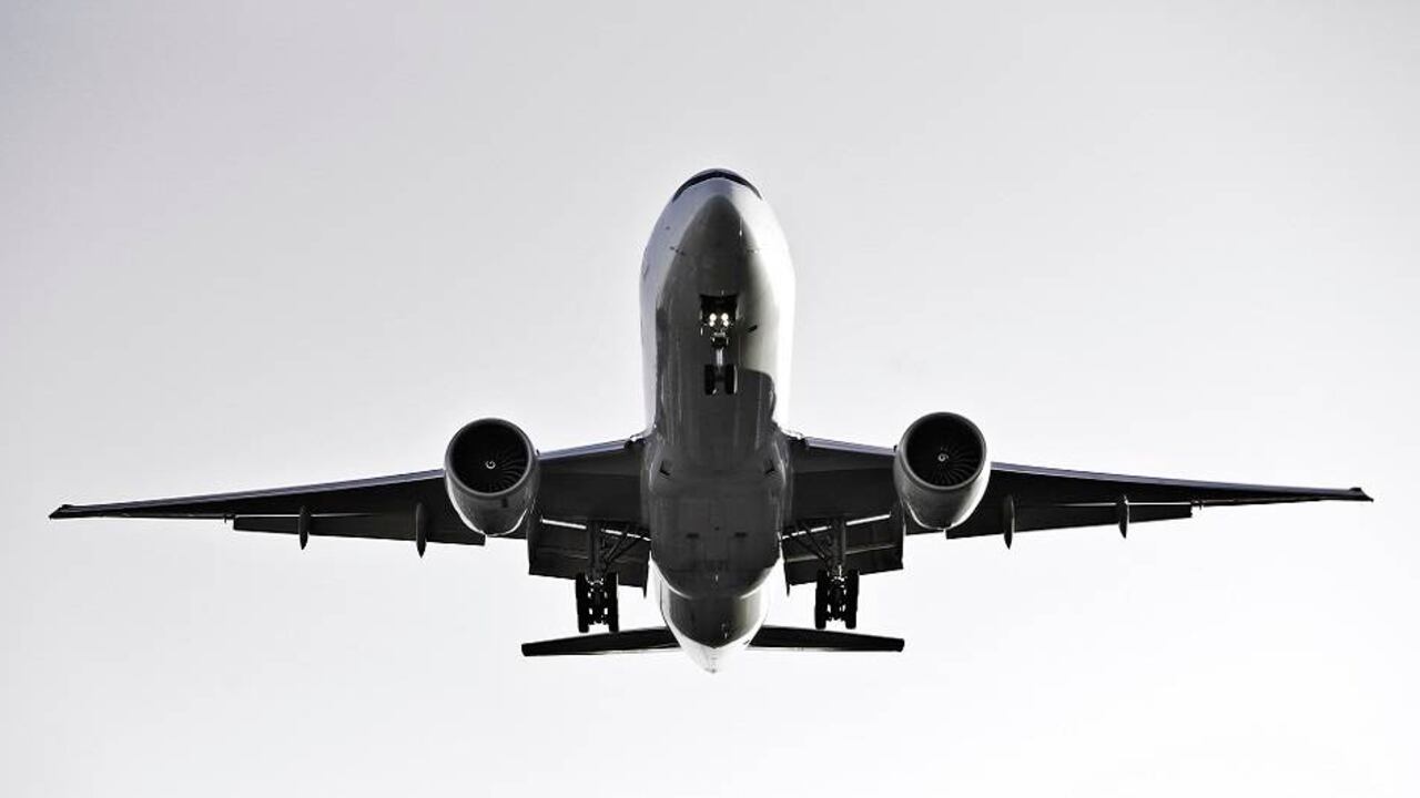 Todos los pasajeros y la tripulación lograron salir de la aeronave antes de que se incendiara, informaron los bomberos.