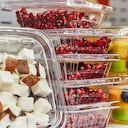 Cortar fruta en plastico