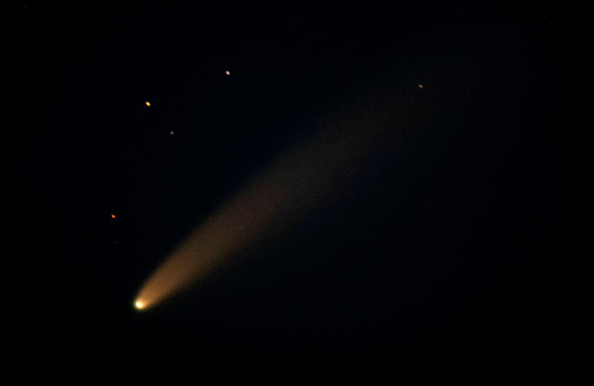 El cometa Neowise se ve desde cerca de Effingham; el viaje del Neowise cerca de la Tierra se repetirá recién dentro de 6.800 años / Foto: AP Photo/Charlie Riedel